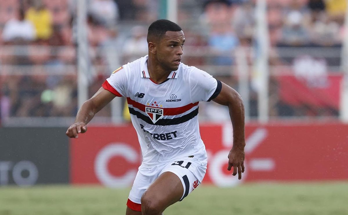 juan tem poucos minutos com thiago carpini e vê futuro em aberto no são paulo