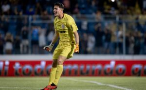 felipe longo ainda não chega a acordo com a diretoria do corinthians para renovar o contrato