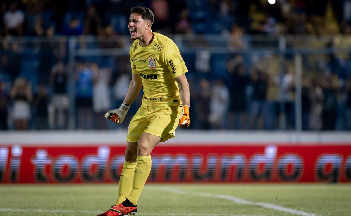 felipe longo ainda não chega a acordo com a diretoria do corinthians para renovar o contrato