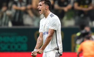 dinenno marca gol do cruzeiro no final, provoca na arena mrv e web reage: "quero essa foto agora"