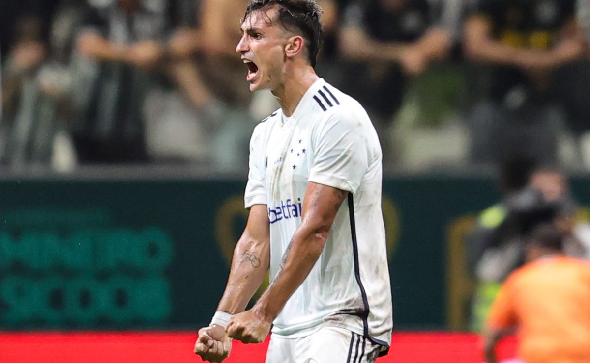 dinenno marca gol do cruzeiro no final, provoca na arena mrv e web reage: "quero essa foto agora"