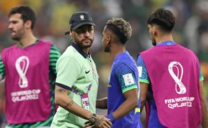 neymar e rodrygo comemoram classificação do santos no campeonato paulista