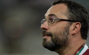 mário bittencourt, presidente do fluminense, discute com torcedores do flamengo após provocação; veja