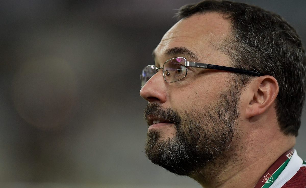 mário bittencourt, presidente do fluminense, discute com torcedores do flamengo após provocação; veja