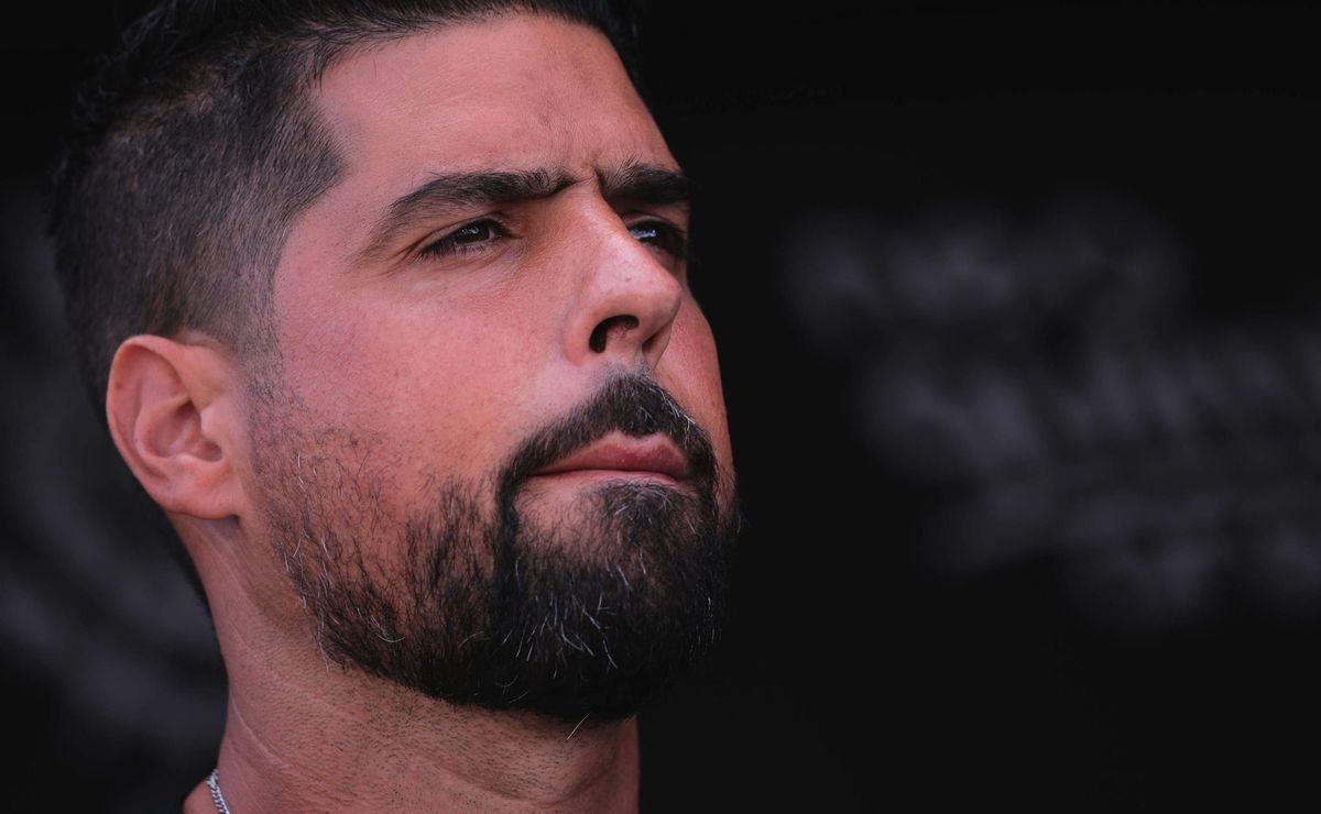 mercado: antónio oliveira fala de possível contratação e chegada de reforço no corinthians