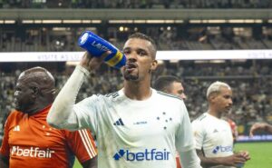 larcamón revela motivo da ausência de zé ivaldo no cruzeiro e faz cobrança: “preciso que melhore”