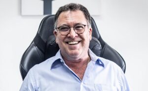 contrato já está pronto: santos fecha dois acordos no mercado e marcelo teixeira irá anunciar