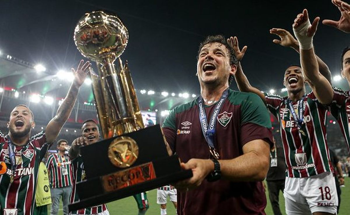 fernando diniz exalta a torcida do fluminense após conquista da recopa no maracanã