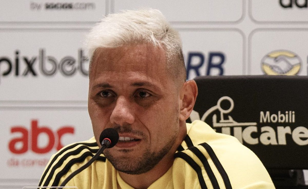 um ano e quatro meses após deixar o flamengo, diego alves acerta contrato e vira ‘garoto propaganda’