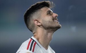 beraldo ri durante hino da seleção brasileira em wembley e são paulinos reparam: “que saudade”