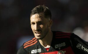 aconteceu no maracanã: matías viña chama atenção no flamengo e torcida do palmeiras gera polêmica