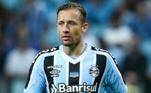 grêmio finalmente acerta rescisão com lucas leiva; jogador se aposentou em 2023