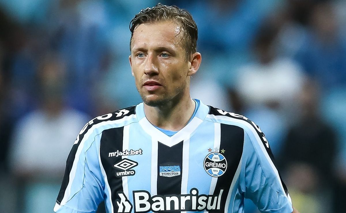 grêmio finalmente acerta rescisão com lucas leiva; jogador se aposentou em 2023