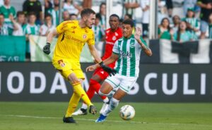 aqui não, nenê! anthoni cresce e vira personagem em vitória do internacional