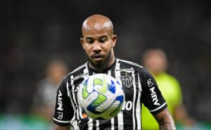 santos oferece r$ 350 mil por mês para patrick jogar a série b; atlético mg nega dividir salário