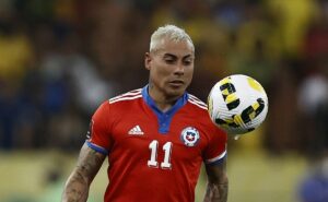 atacante do atlético mg eduardo vargas inicia como titular e marca em amistoso do chile