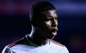 arboleda fica irritado e contradiz casares a respeito de renovação com o são paulo