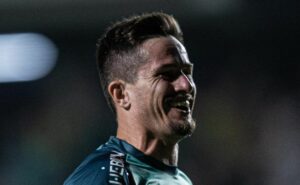 r$ 300 mil: tadeu vai assinar novo contrato após ser barrado de jogar no santos