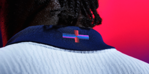 nike é criticada por mudar cor de bandeira em camisa titular da inglaterra