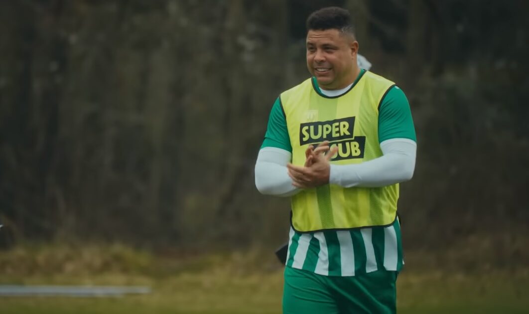 ronaldo fenômeno participa de ação publicitária da casa de apostas paddy power