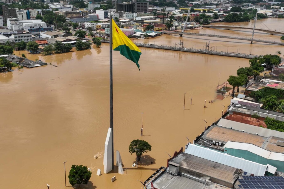 amazon climate crisis continues with acre floods and roraima fires