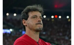 fernando diniz revela que não há uma previsão de retorno do quarteto afastado pelo fluminense