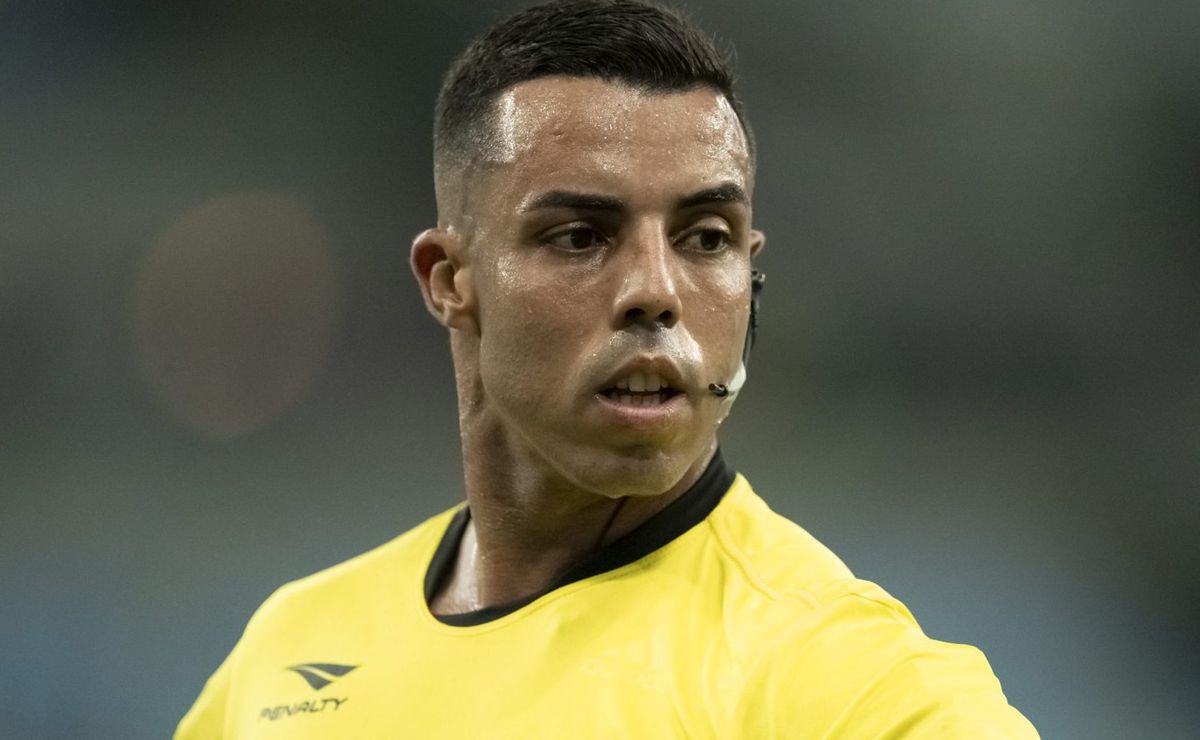 Árbitro yuri elino revela em súmula o motivo da expulsão de antónio oliveira, do corinthians: “quis compensar”