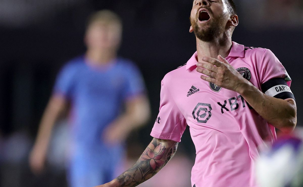 torcedores do monterrey pisam na camisa de messi após vitória da equipe na liga dos campeões da concacaf
