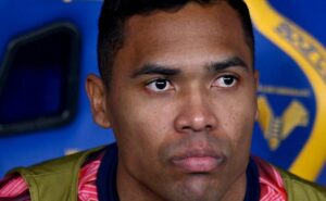 juventus libera alex sandro ao corinthians, mas jogador resiste em voltar ao brasil