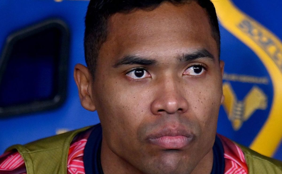 juventus libera alex sandro ao corinthians, mas jogador resiste em voltar ao brasil