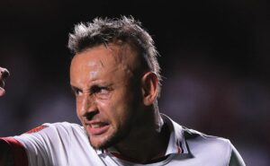 são paulo atualiza situações de rafinha e +2; lateral deve ficar 3 meses fora