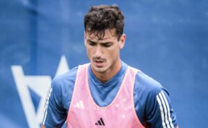 cruzeiro afasta dinenno com edema muscular e fratura no nariz; tempo de afastamento preocupa