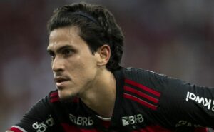 flamengo sofre com atlético go com um a menos, mas pedro marca no fim e garante os 3 pontos