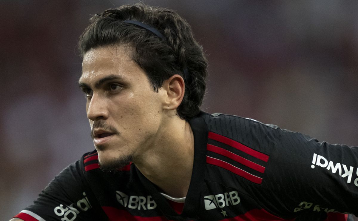 flamengo sofre com atlético go com um a menos, mas pedro marca no fim e garante os 3 pontos