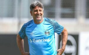 fernando lázaro é novidade na comissão técnica do grêmio durante a estreia na copa libertadores