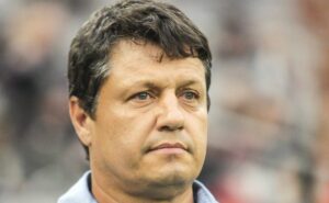 adilson baptista, do amazonas, projeta jogo com flamengo: "acho possível conseguir um bom resultado"
