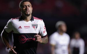 trio do são paulo que se lesionou no jogo contra o talleres passa por exames na volta da argentina