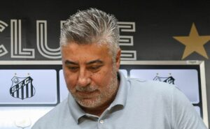 santos acerta contrato de 3 anos com goleiro joão pedro e alexandre gallo finaliza acordo