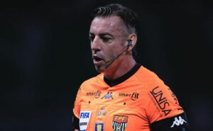 Áudio do var expõe dúvida de claus e aborda tiro de meta reclamado no santos; entenda