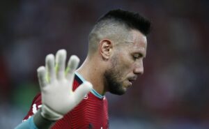 diego alves recebe convite para defender rival do flamengo até o fim de 2025