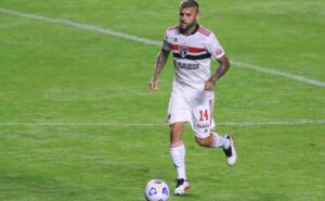 liziero marca gol olímpico na suíça e são paulo espera compra do meio campista