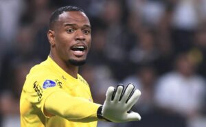 carlos miguel pode sair do corinthians após sondagens e titularidade de cássio