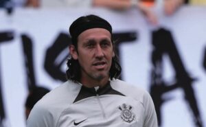 torcida do corinthians ovaciona cássio em jogo contra o fluminense: "melhor goleiro do brasil"