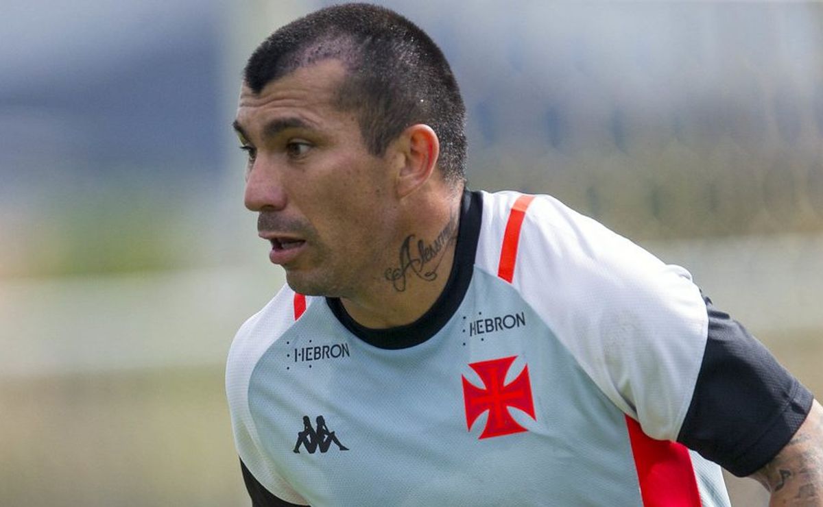 medel viaja ao chile por problema familiar e deve desfalcar o vasco no brasileirão