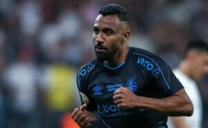 renato escala everton galdino de titular no grêmio contra estudiantes; veja escalação!