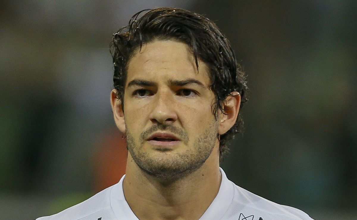 marcelo teixeira se manifesta se alexandre pato será contratado pelo santos