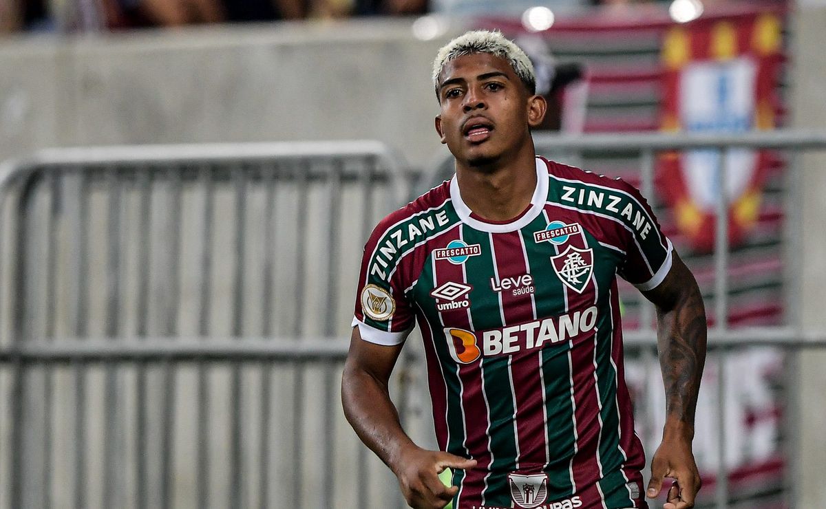 após faltar no treino, kennedy reaparece no ct do fluminense