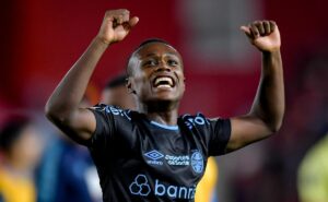 em um jogo heroico, grêmio vence o estudiantes em la plata e segue vivo na libertadores