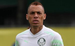 breno lopes dá assistência em primeiro jogo fora do palmeiras, mas é criticado por empate do fortaleza: "abel fez parecer peça útil"