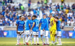 torcedores do cruzeiro perdem a paciência após o empate na sul americana: "time mal treinado"
